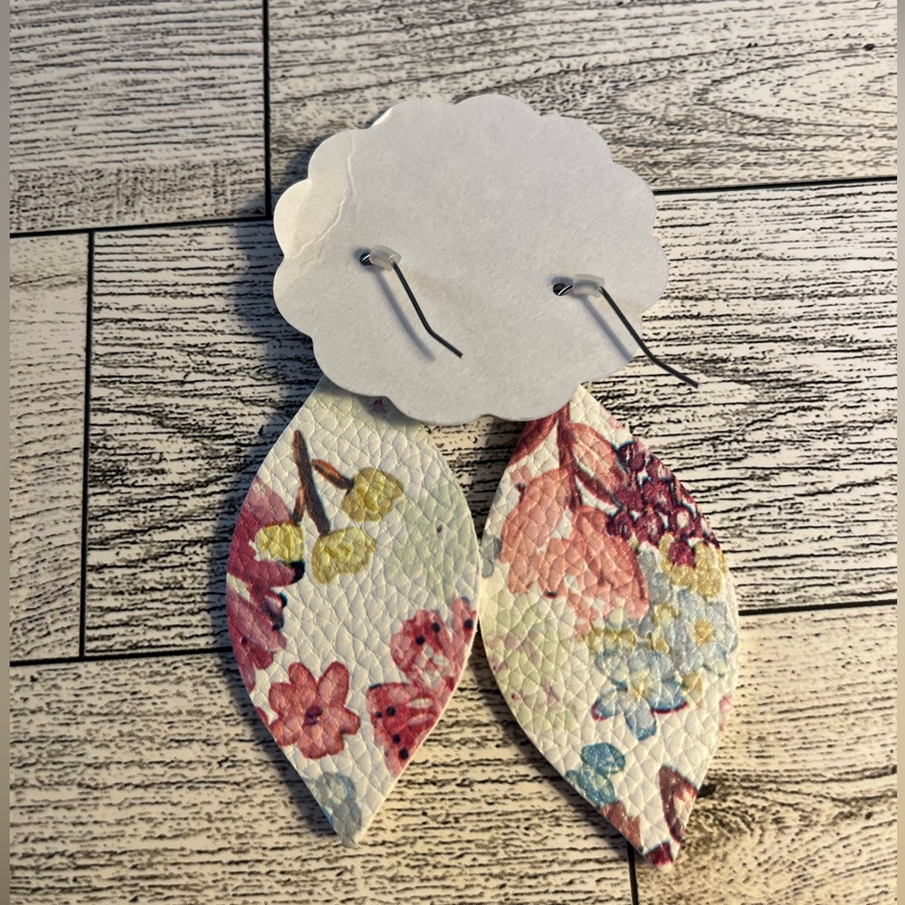 Prep Obsessed Earrings Floral Print Leather Dangle Earrings NWT - Picture 3 of 3
